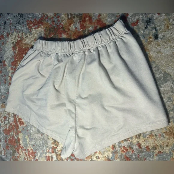 Trendy shorts - Picture 2 of 3